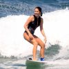 Isabella Santoni foi fotografada surfando em praia do Rio nesta quinta-feira, 13 de setembro de 2018