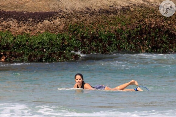 No ar em 'Orgulho e Paixão', Isabella Santoni aproveitou a tarde de folga para surfar