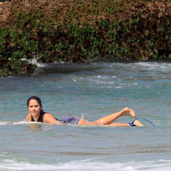 No ar em 'Orgulho e Paixão', Isabella Santoni aproveitou a tarde de folga para surfar