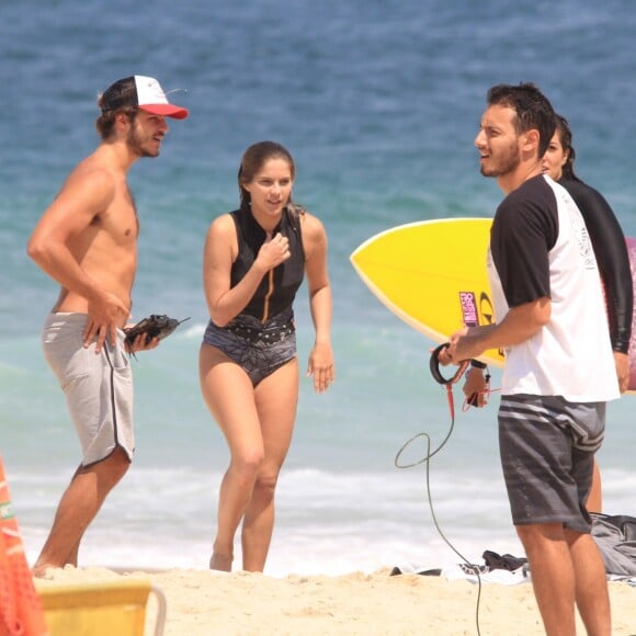 Isabella Santoni se divertiu com namorado em Ipanema, Zona Sul do Rio de Janeiro nesta quinta-feira, 13 de setembro de 2018