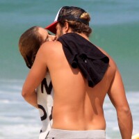 Isabella Santoni ganha beijo do namorado, Caio Vaz, em praia após surfe. Fotos!