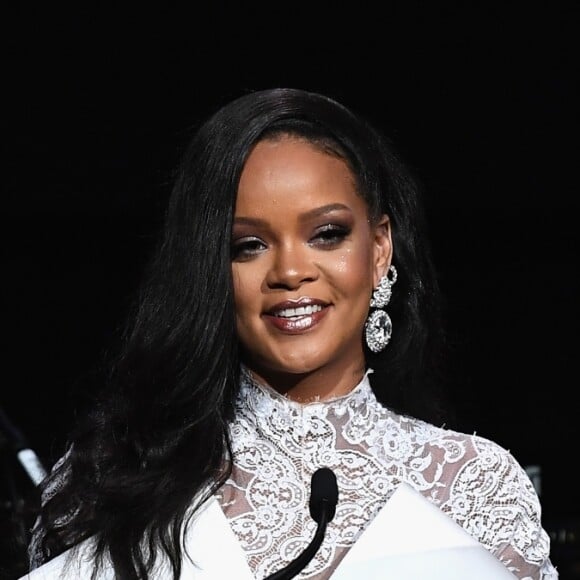 Rihanna é anfitriã do evento beneficente Diamond Ball