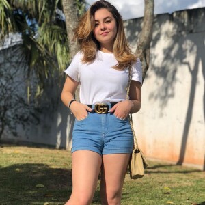 Klara Castanho falou que não investe muito para compor o seu visual