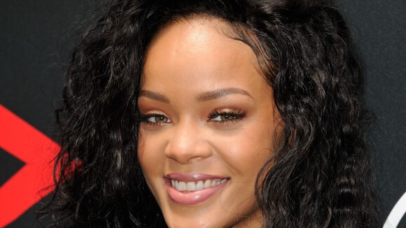 Rihanna quer comprar time de futebol e fundar escola de esportes para crianças