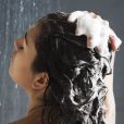 Usar água micelar no cabelo pode trazer benefícios para os fios