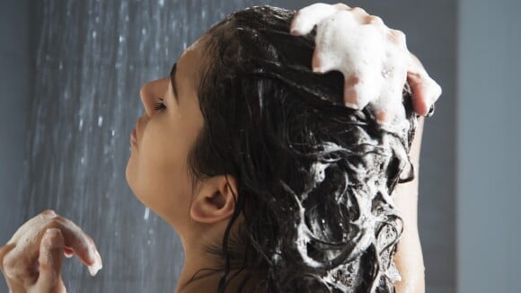 Água micelar no cabelo ajuda no combate à oleosidade: 'Retira as impurezas'