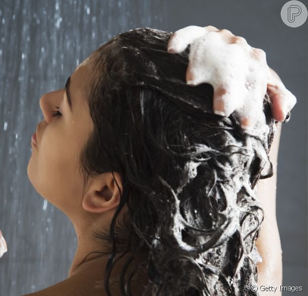 Usar água micelar no cabelo pode trazer benefícios para os fios