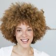 A melhor maneira de aplicar o cosmético no cabelo é por meio de shampoos que têm a água micelar na fórmula