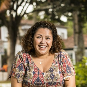 Valdete (Rosana Dias) é a cozinheira da pensão de Gentil (Ana Lucia Torre) na novela 'Espelho da Vida'