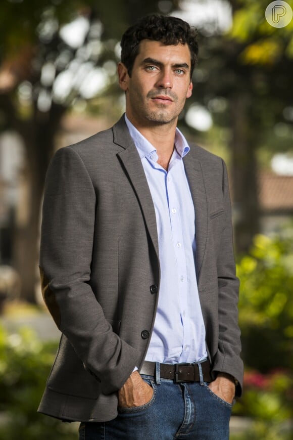 Marcelo (Nikolas Antunes) é ex-marido de de Lenita (Luciana Paes) é pai de Pat (Debora Ozório) na novela 'Espelho da Vida'
