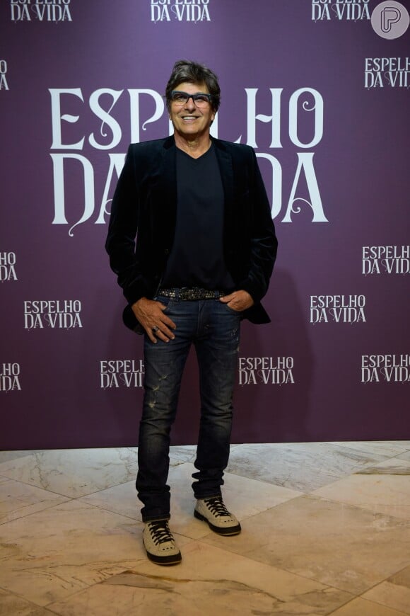 Emiliano (Evandro Mesquita) é ex de Solange (Luciana Vendramini), com quem vive às turras e dividirá o set no filme de Alain (João Vicente de Castro) na novela 'Espelho da Vida'