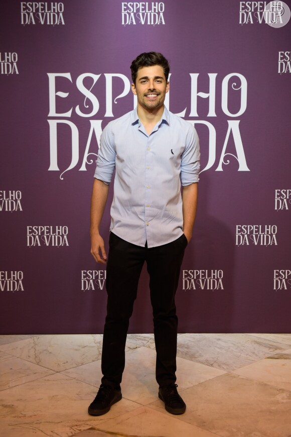 Jorge (Miguel Coelho) é outro ator do elenco do filme de Alain (João Vicente de Castro) na novela 'Espelho da Vida'