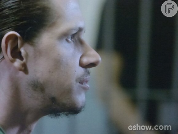 Elivaldo (Rafael Losso) foi transferido para um presídio após brigar com outro detento na delegacia, em 'Império'