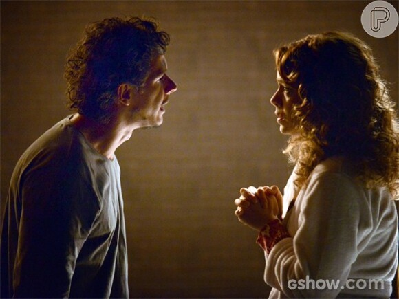Cristina (Leandra Leal) garante a Elivaldo (Rafael Losso) que ele vai sair da cadeia, em 'Império'