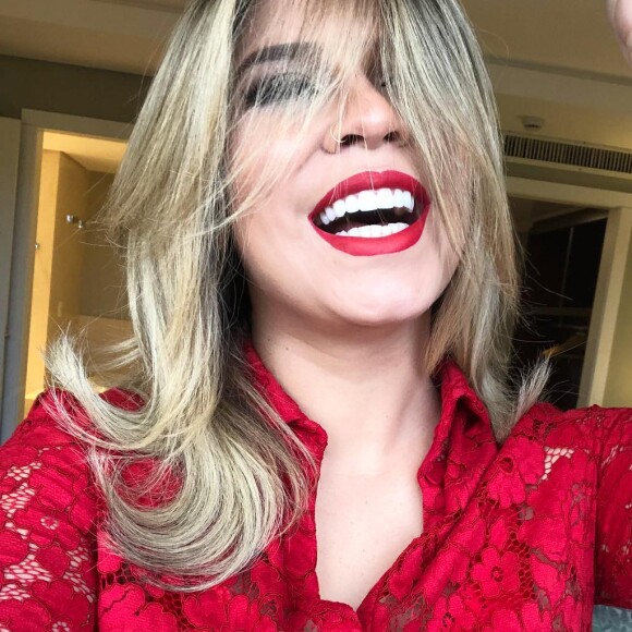 Marília Mendonça chama atenção por look e batom vermelho em fotos
