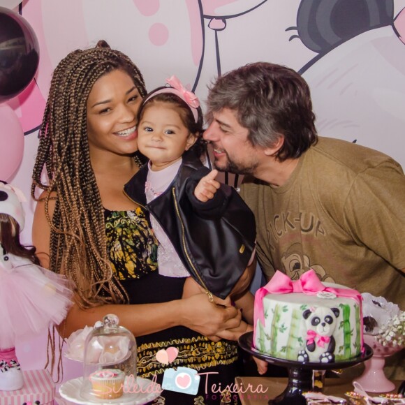 Casada com Ernani Nunes, Juliana Alves não para de paparicar a filha Yolanda, de 11 meses