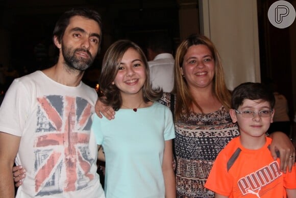 Klara Castanho foi acompanhada pelos pais, Karla e Claudio, e pelo irmão, Lucas