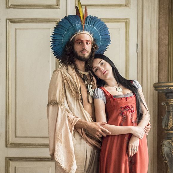 Na trama das seis, Isabelle era par romântico de Chay Suede e tinha cabelo bem escuro