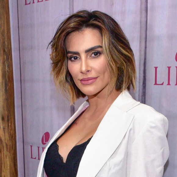 As sobrancelhas bem marcadas de Cléo são umas das mais desejadas entre quem aposta na micropigmentação fio a fio