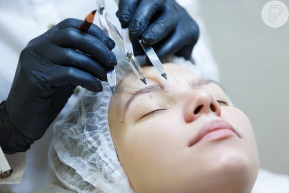 A micropigmentação nas sobrancelhas é a técnica que implanta pigmentos na pele para imitar os fios