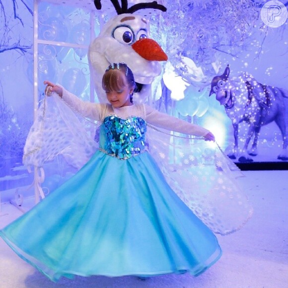 Rafaella Justus se fantasiou de princesa Anna e rainha Elza, do filme 'Frozen - Uma Aventura Congelante'