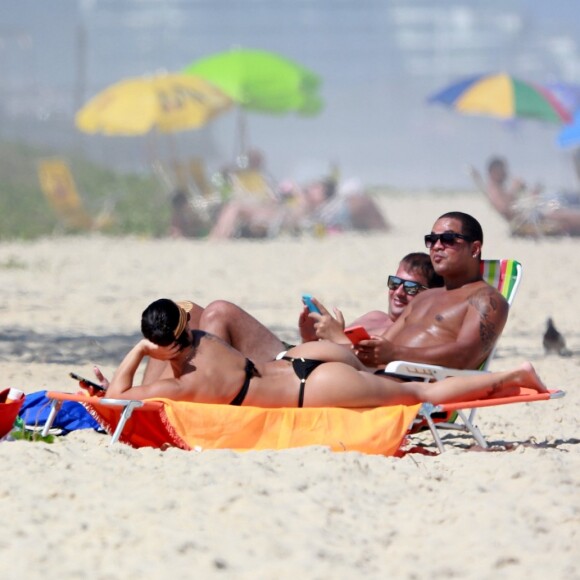 Viviane Araújo conversa com amigos em dia de praia no Rio de Janeiro