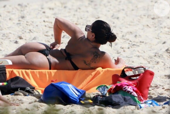 Viviane Araújo escolheu um biquíni fio-dental preto para a tarde na praia