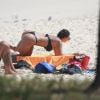 Viviane Araújo se bronzeia na praia da Barra da Tijuca