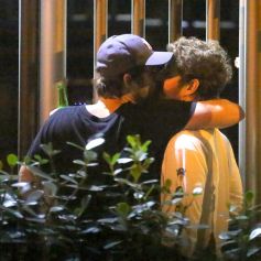 Maurício Destri se posicionou nas redes sociais após ele e Gil Coelho serem clicados durante um selinho