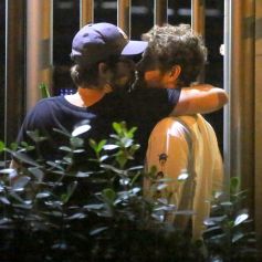 'Relação de carinho com amigos', afirma Maurício Destri após beijo em Gil Coelho