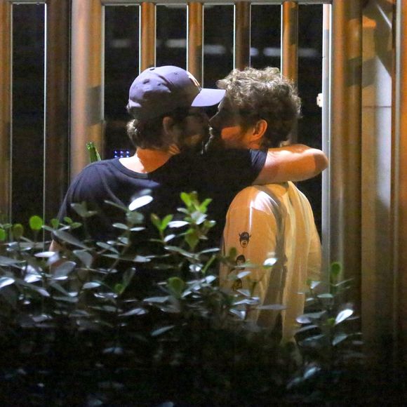 'Relação de carinho com amigos', afirma Maurício Destri após beijo em Gil Coelho