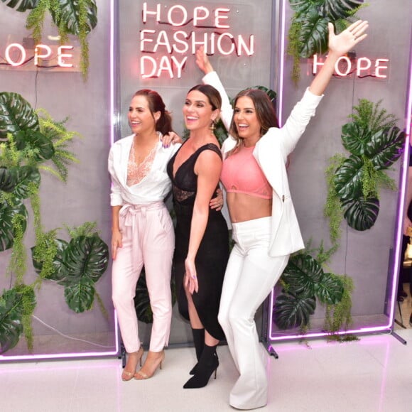 Giovanna Antonelli, Leticia Colin e Deborah Secco brincam ao posar para foto durante evento da Hope