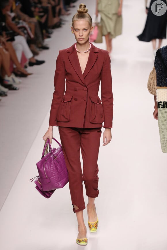 O look monocromático com terno e calça de alfaiataria marrom foi uma das apostas da Fendi na Semana de Moda de Milão, que aconteceu no dia 19 de setembro de 2018