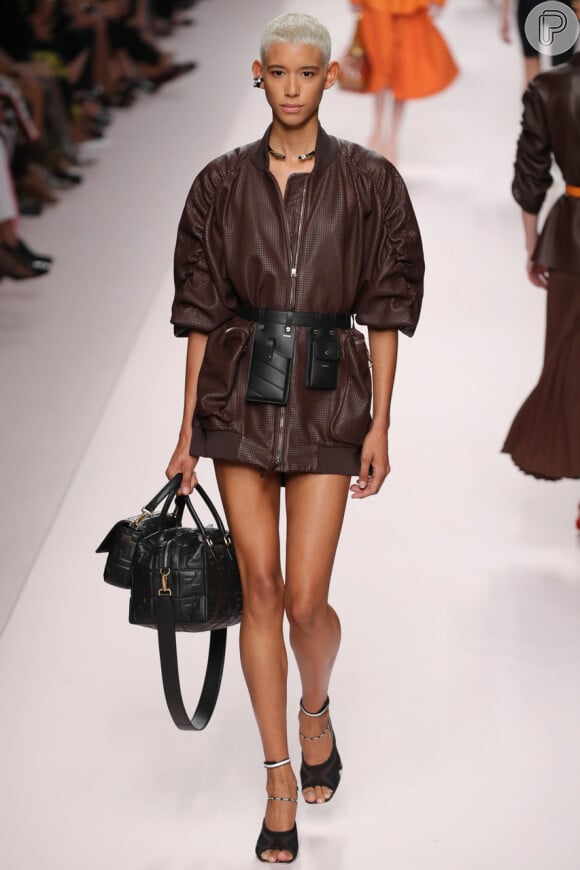 Look de festa: o vestido curto de couro marrom, que imita um trench coat, foi aposta da Fendi para o verão 2019