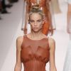 Vestido chique: o terracota apareceu em couro e no comprimento midi em um dos looks da Fendi na Semana de Moda de Milão