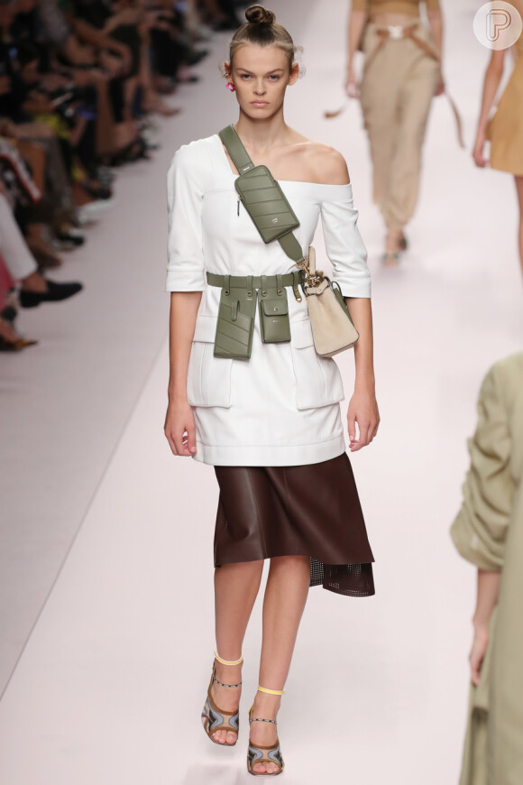 A saia midi marrom escura apareceu combinando com peças brancas para deixar a produção de verão mais leve