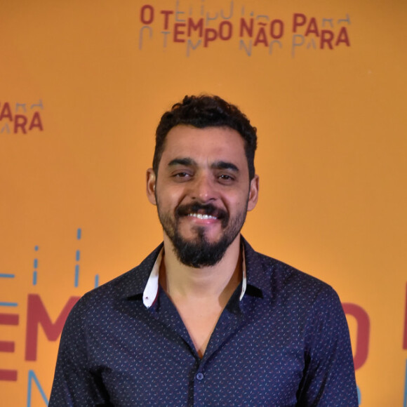 Barão (Rui Ricardo Dias) dispara em conversa com Betina (Cleo) nos próximos capítulos da novela 'O Tempo Não Para': 'Quem você acha que deu jeito na moto do Samuca (Nicolas Prattes)?'