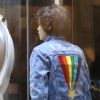 Nanda Costa usou jaqueta jeans Levis, com arco-íris e frase 'I have seen the future', da coleção 'I Am', que possui estampas em apoio à causa LGBTQ