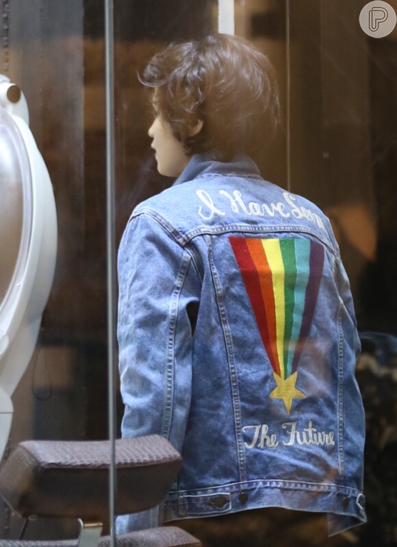 Nanda Costa usou jaqueta jeans Levis, com arco-íris e frase 'I have seen the future', da coleção 'I Am', que possui estampas em apoio à causa LGBTQ