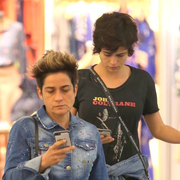 Lan Lanh apostou em peças jeans e chunky sneaker, modelo pink, da Schutz, de R$ 490