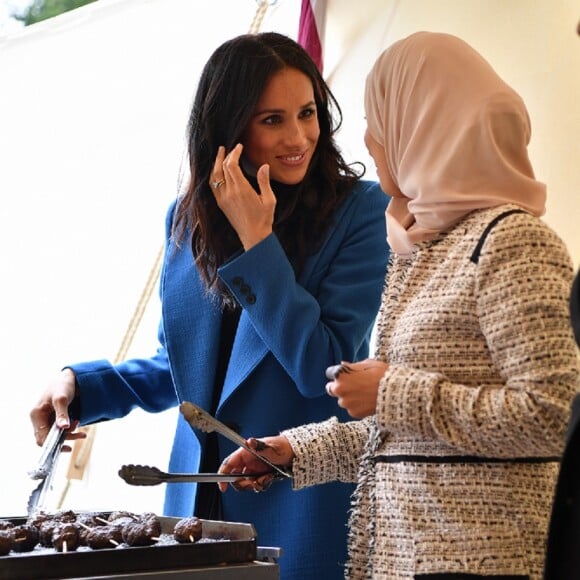 Meghan Markle escolheu um casaco azul, saia preta e blusa no mesmo tom de gola de manga para o evento