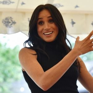 Meghan Markle usa look de marca feminista ao lançar seu livro nesta quinta-feira, dia 20 de setembro de 2018