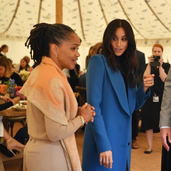 Meghan Markle conversa com a mãe, Doria, durante lançamento de livro