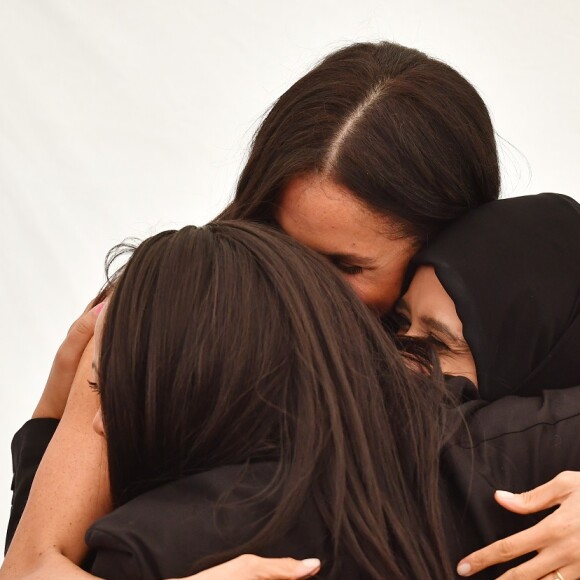 Meghan Markle abraça mulheres durante o lançamento de seu primeiro projeto solo como duquesa de Sussex