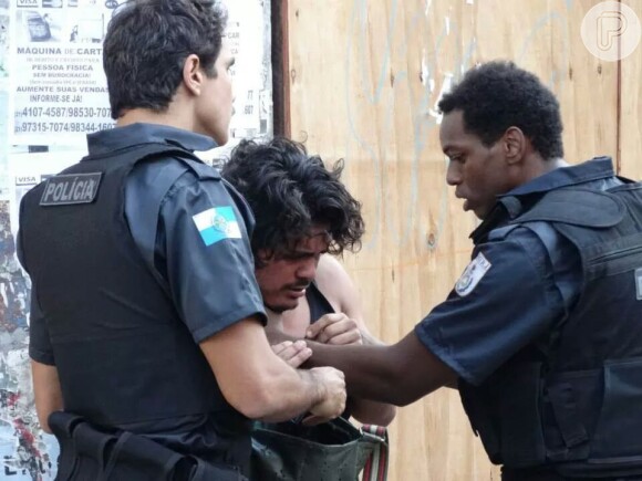 Em cena, o ator forma uma dupla com Rafael Calomeni. Os policiais agridem um bandido