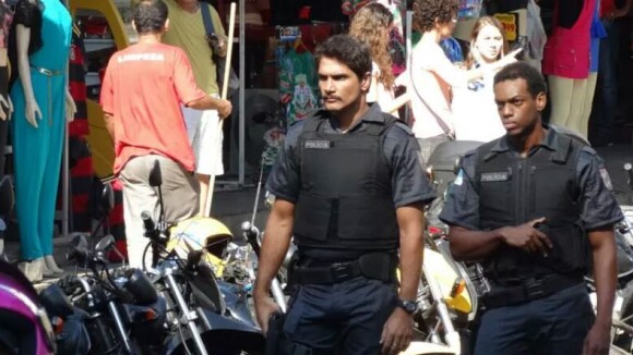 Após ser preso por engano, Vinícius Romão vive policial no cinema: 'Uma ironia'