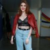 Ana Clara Lima, apresentadora do 'Vídeo Show', apostou em lingerie à mostra, mom jeans e jaqueta de couro vermelha