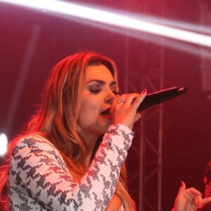 Kelly Key animou os convidados da festa de 1 milhão de inscritos no canal de Antonia Fontenelle