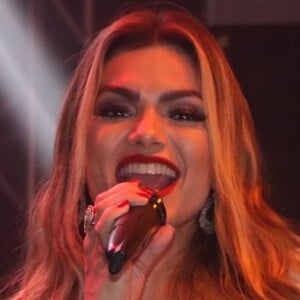 Kelly Key cantou 'Baba' na festa de 1 milhão de inscritos no canal de Antonia Fontenelle