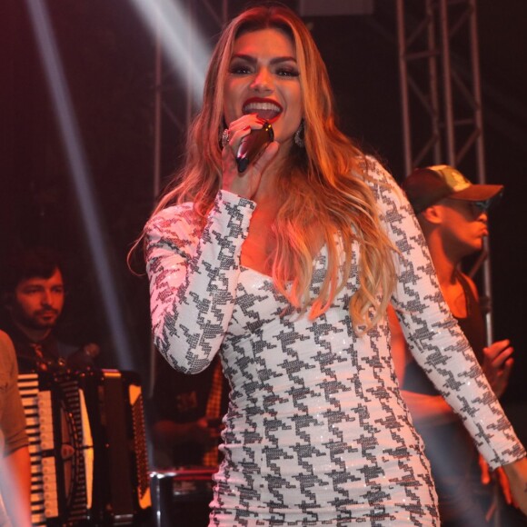 Kelly Key cantou 'Baba' na festa de 1 milhão de inscritos no canal de Antonia Fontenelle